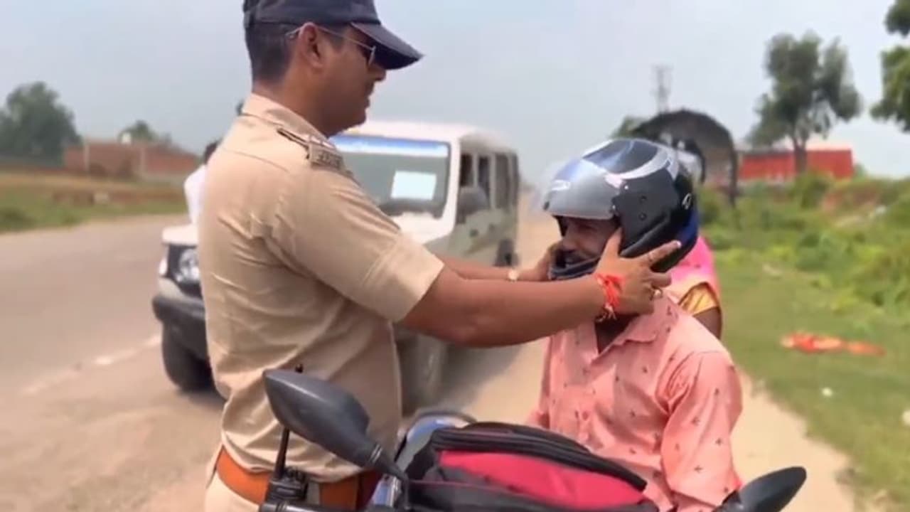 Watch: Police officer's unique idea on helmet awareness has delighted netizens