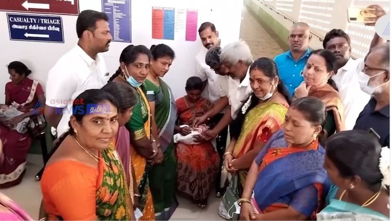 பிரதமர் மோடி பிறந்த நாளில் திருச்சியில் இன்று பிறந்த முதல் குழந்தைக்கு தங்க மோதிரம்!! பிரதமர் மோடி பிறந்த நாளில் திருச்சியில் இன்று பிறந்த முதல் குழந்தைக்கு தங்க மோதிரம்!!