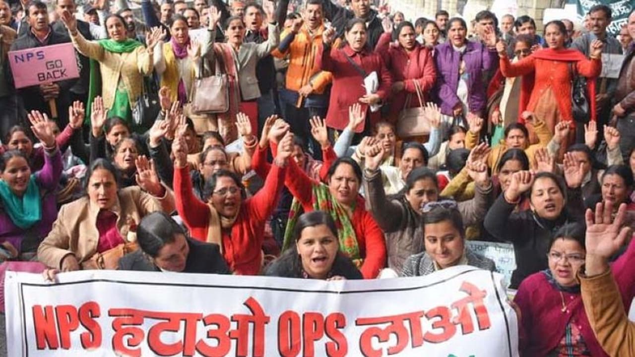 गुजरात में ठप हुआ सरकारी कामकाज: इस वजह से हजारों सरकारी कर्मचारी शिक्षक सामूहिक अवकाश पर