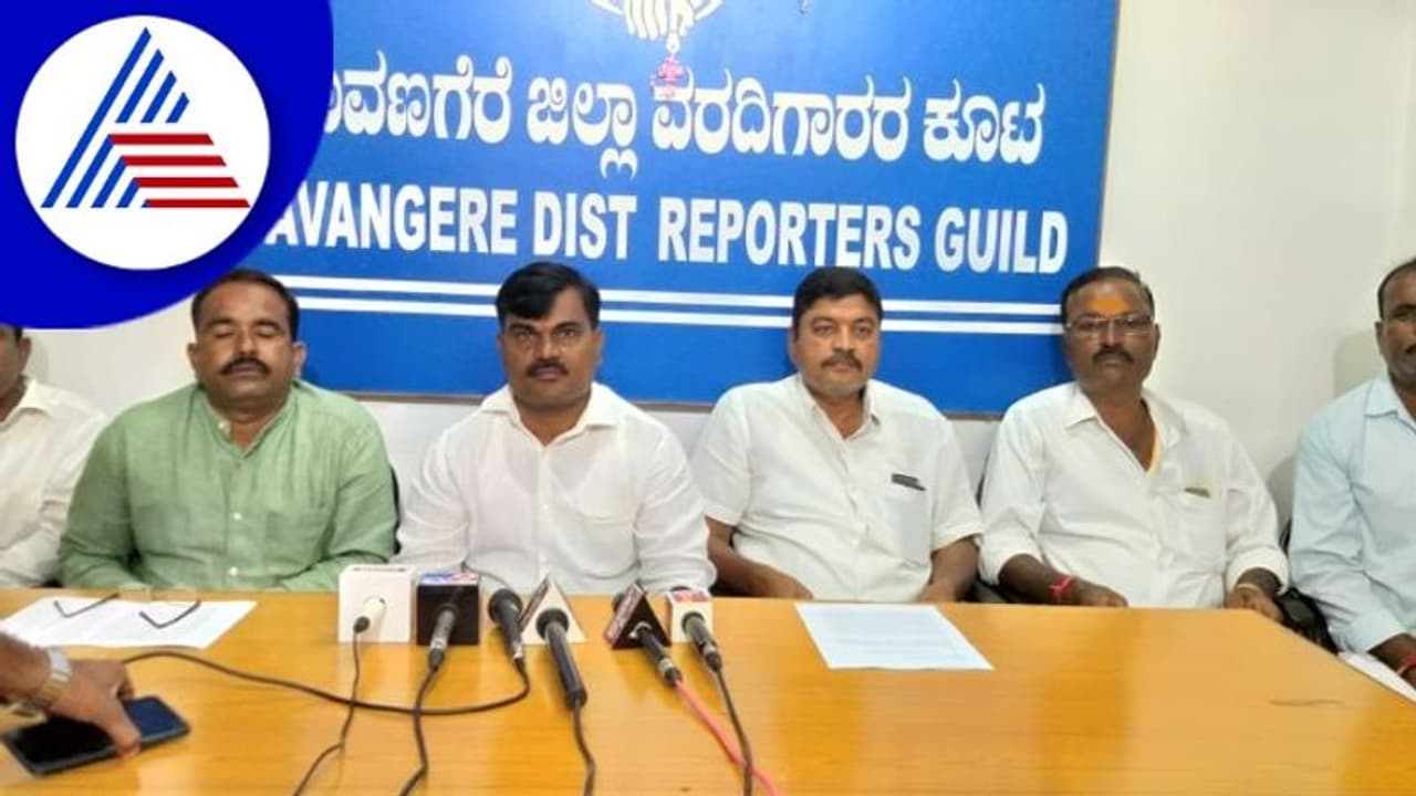 ಯಾವುದೇ ಕಾರಣಕ್ಕೂ ದೂಡಾಕ್ಕೆ ಜಮೀನು ನೀಡುವುದಿಲ್ಲ; ಹಳೇ ಕುಂದುವಾಡ ರೈತರ ಸ್ಪಷ್ಟನೆ ಯಾವುದೇ ಕಾರಣಕ್ಕೂ ದೂಡಾಕ್ಕೆ ಜಮೀನು ನೀಡುವುದಿಲ್ಲ; ಹಳೇ ಕುಂದುವಾಡ ರೈತರ ಸ್ಪಷ್ಟನೆ