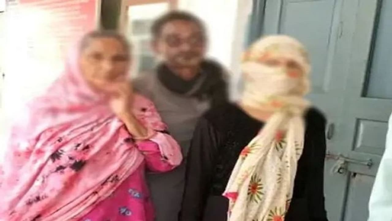 शामली: पुलिस द्वारा कार्रवाई न करने पर महिला ने दी ऐसी धमकी, ससुराल वालों के खिलाफ दुष्कर्म समेत लगाए कई आरोप शामली: पुलिस द्वारा कार्रवाई न करने पर महिला ने दी ऐसी धमकी, ससुराल वालों के खिलाफ दुष्कर्म समेत लगाए कई आरोप