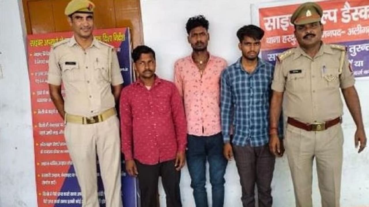 अलीगढ़: चचेरे भाइयों ने नाबालिग से किया गैंगरेप, पीड़िता की मां ने पड़ोस की महिला पर लगाया गंभीर आरोप अलीगढ़: चचेरे भाइयों ने नाबालिग से किया गैंगरेप, पीड़िता की मां ने पड़ोस की महिला पर लगाया गंभीर आरोप