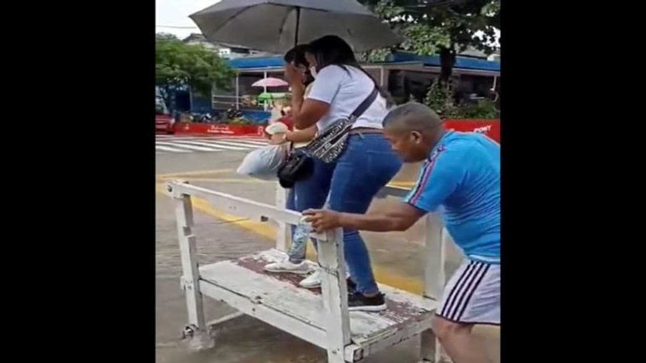 पैसे लेकर जलभराव वाली सड़क पार कराने शख्स ने लगाया शानदार जुगाड़, यूजर्स बोले ये है रियल बिजनेसमैन 