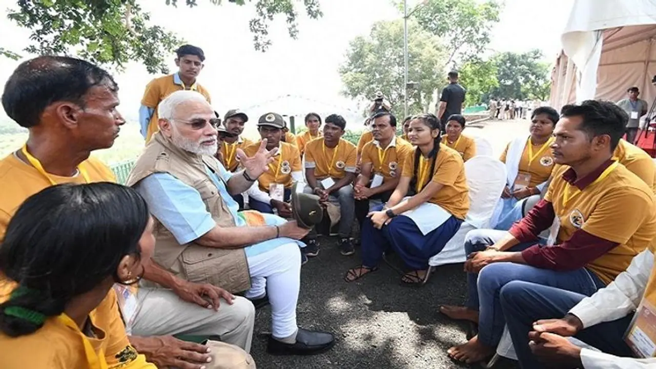 चीता मित्रों से पीएम मोदी की बात का VIDEO: कहा कुछ दिन यहां मेरा कोई रिश्तेदार भी आ जाए तो घुसने मत देना चीता मित्रों से पीएम मोदी की बात का VIDEO: कहा कुछ दिन यहां मेरा कोई रिश्तेदार भी आ जाए तो घुसने मत देना