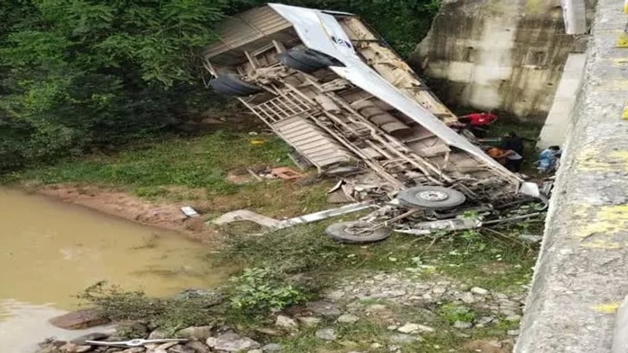 हजारीबाग हादसा: बस पर 52 लोग सवार थे, 7 की हुई मौत, राष्ट्रपति समेत तमाम नेताओं ने जताया दुख हजारीबाग हादसा: बस पर 52 लोग सवार थे, 7 की हुई मौत, राष्ट्रपति समेत तमाम नेताओं ने जताया दुख