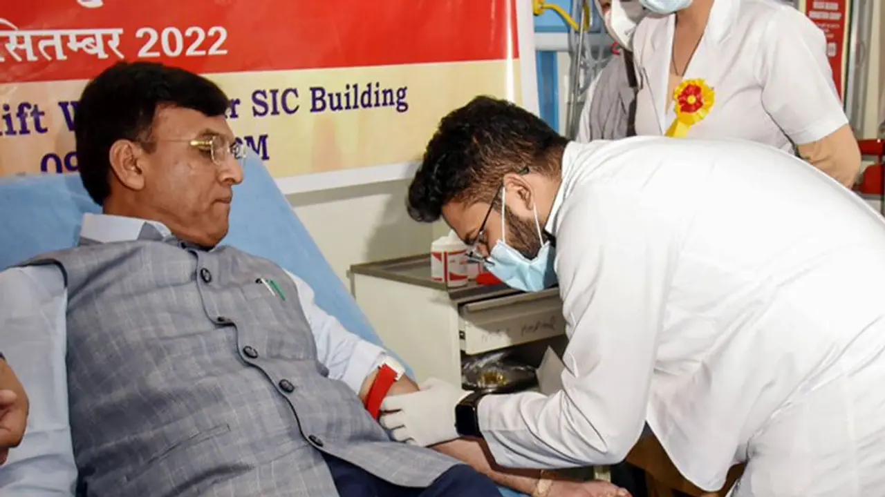 Raktdaan Amrit Mahotsav begins on PM Modi's birthday; 87,137 people donate blood creating 'world record' Raktdaan Amrit Mahotsav begins on PM Modi's birthday; 87,137 people donate blood creating 'world record'