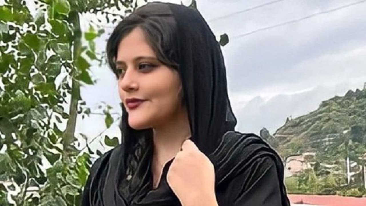 Hijab ಧರಿಸದ್ದಕ್ಕೆ ಯುವತಿ ಬಂಧನ: ಕೋಮಾದಲ್ಲಿದ್ದ ಮಹಿಳೆ ಸಾವು 