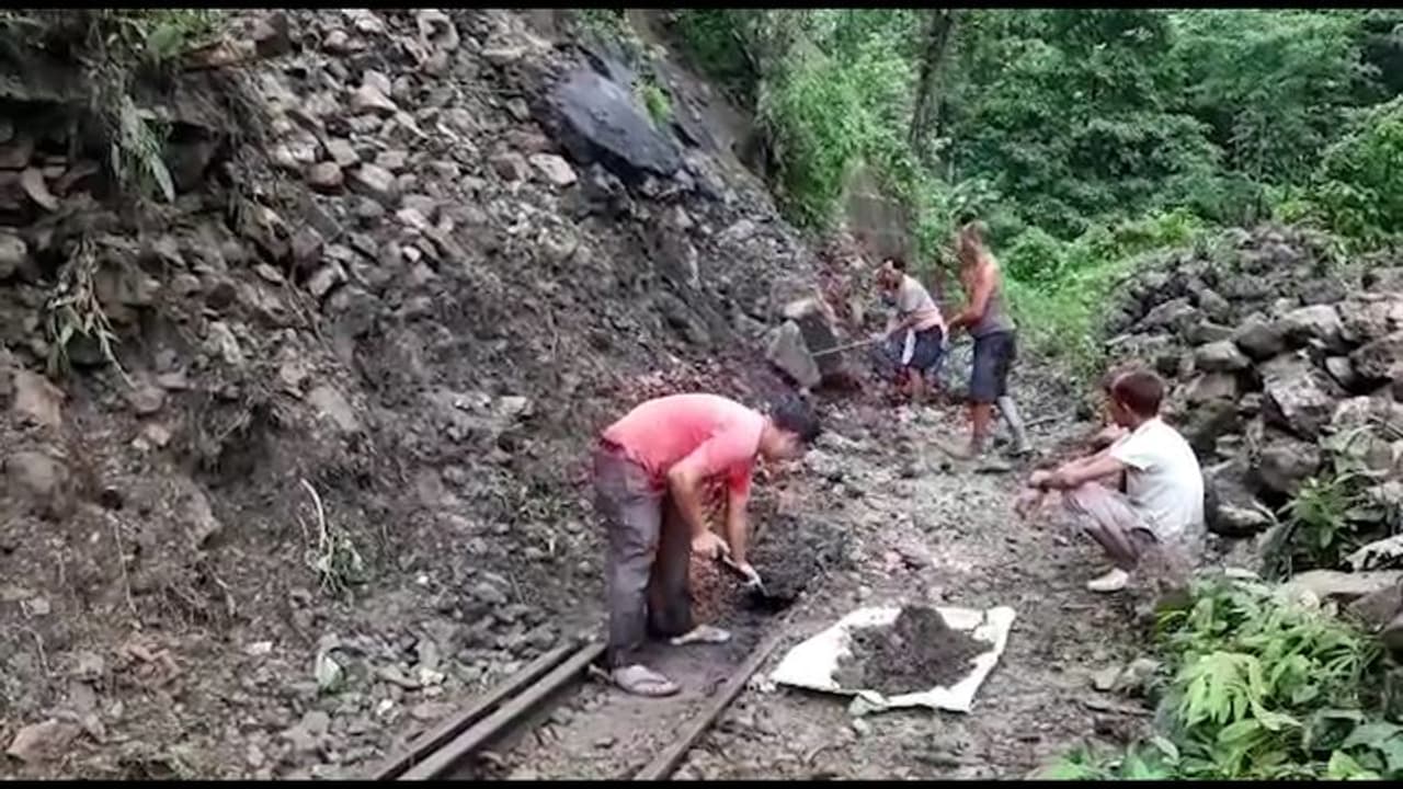 আবার ধস দার্জিলিং এ , বন্ধ হয়ে গেল টয় ট্রেন পরিষেবা আবার ধস দার্জিলিং এ , বন্ধ হয়ে গেল টয় ট্রেন পরিষেবা