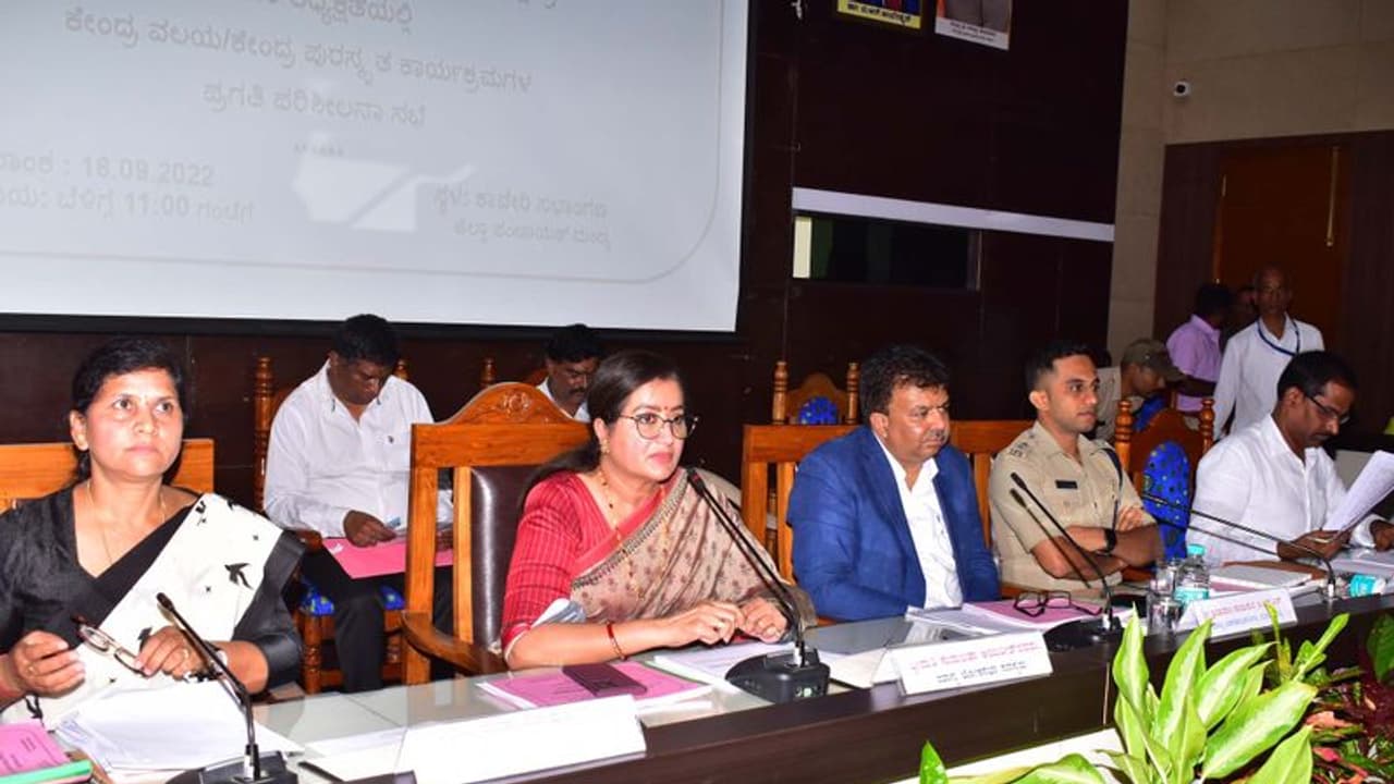 ಅಧಿವೇಶನದಲ್ಲಿ ಯಾವ ಶಾಸಕರು ಏನು ಮಾತನಾಡಿದ್ದಾರೆ?: ದಳಪತಿಗಳ ವಿರುದ್ಧ ಹರಿಹಾಯ್ದ ಸುಮಲತಾ