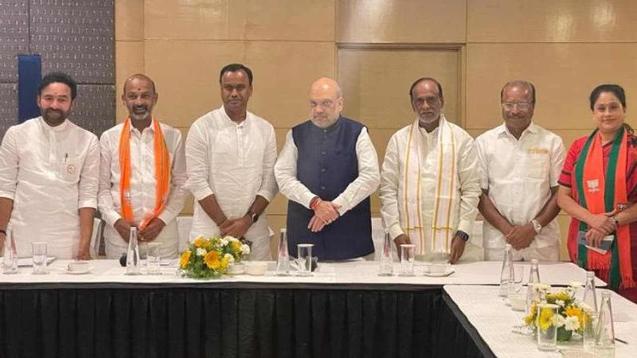 అమిత్ షా తో కోమటిరెడ్డి ప్రత్యేక భేటీ.. మునుగోడు ఉపపోరుపై నేతలకు దిశా నిర్దేశం.. అమిత్ షా తో కోమటిరెడ్డి ప్రత్యేక భేటీ.. మునుగోడు ఉపపోరుపై నేతలకు దిశా నిర్దేశం..