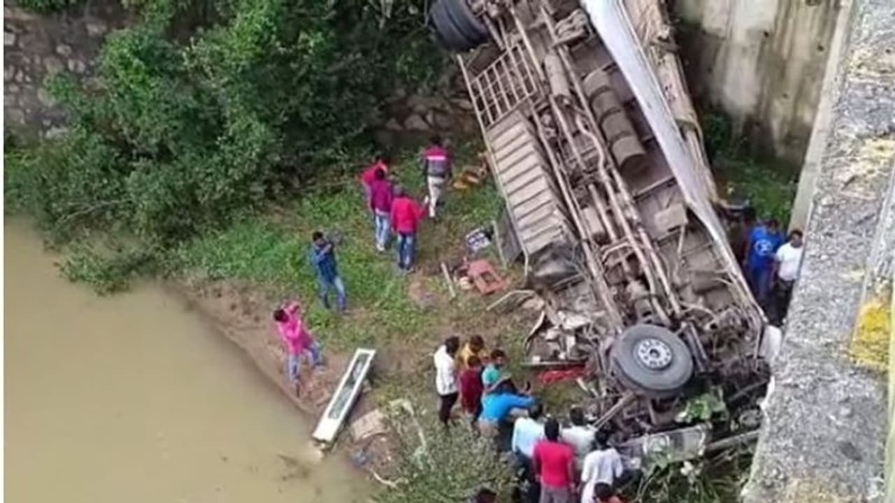 బ్రిడ్జ్పై నుంచి పడిపోయిన బస్సు.. ఏడుగురి మృతి.. 40 మందికి పైగా తీవ్ర గాయాలు బ్రిడ్జ్పై నుంచి పడిపోయిన బస్సు.. ఏడుగురి మృతి.. 40 మందికి పైగా తీవ్ర గాయాలు