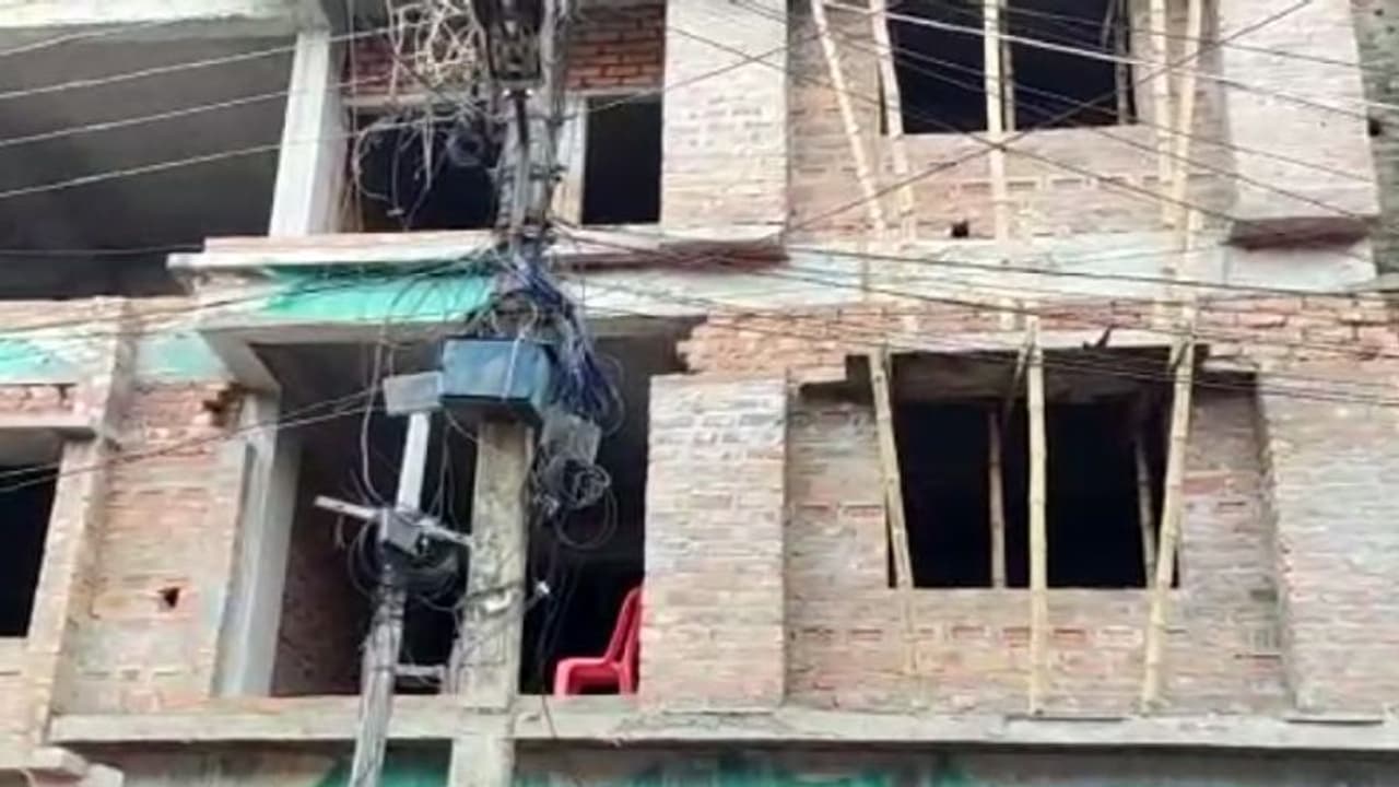 পাঁচ তলা ফ্ল্যাট থেকে পড়ে গেলেন মা ও মেয়ে, দুর্ঘটনার কারণ জানতে ঘটনাস্থলে পুলিশ পাঁচ তলা ফ্ল্যাট থেকে পড়ে গেলেন মা ও মেয়ে, দুর্ঘটনার কারণ জানতে ঘটনাস্থলে পুলিশ