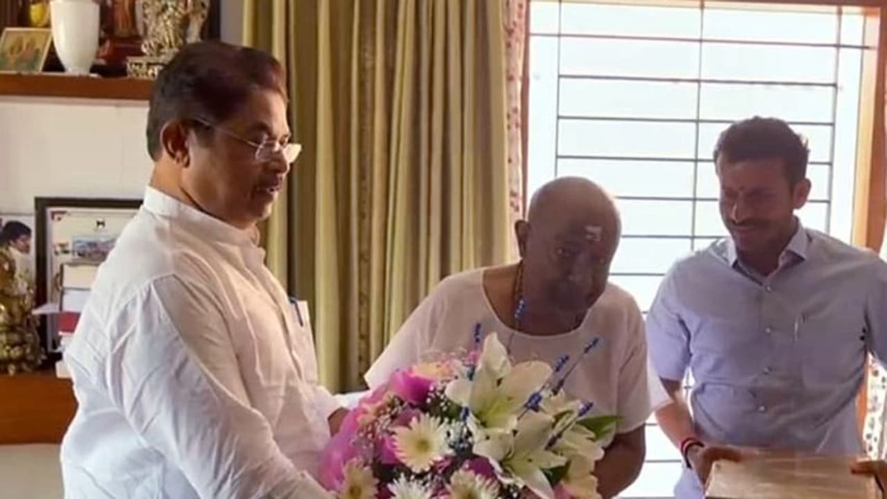 ದೇವೇಗೌಡರ ಮನೆಗೆ ಅಶೋಕ್: ಫೋನ್ನಲ್ಲಿ ಸಿಎಂ ಬೊಮ್ಮಾಯಿ ಕೂಡ ಮಾತು ದೇವೇಗೌಡರ ಮನೆಗೆ ಅಶೋಕ್: ಫೋನ್ನಲ್ಲಿ ಸಿಎಂ ಬೊಮ್ಮಾಯಿ ಕೂಡ ಮಾತು