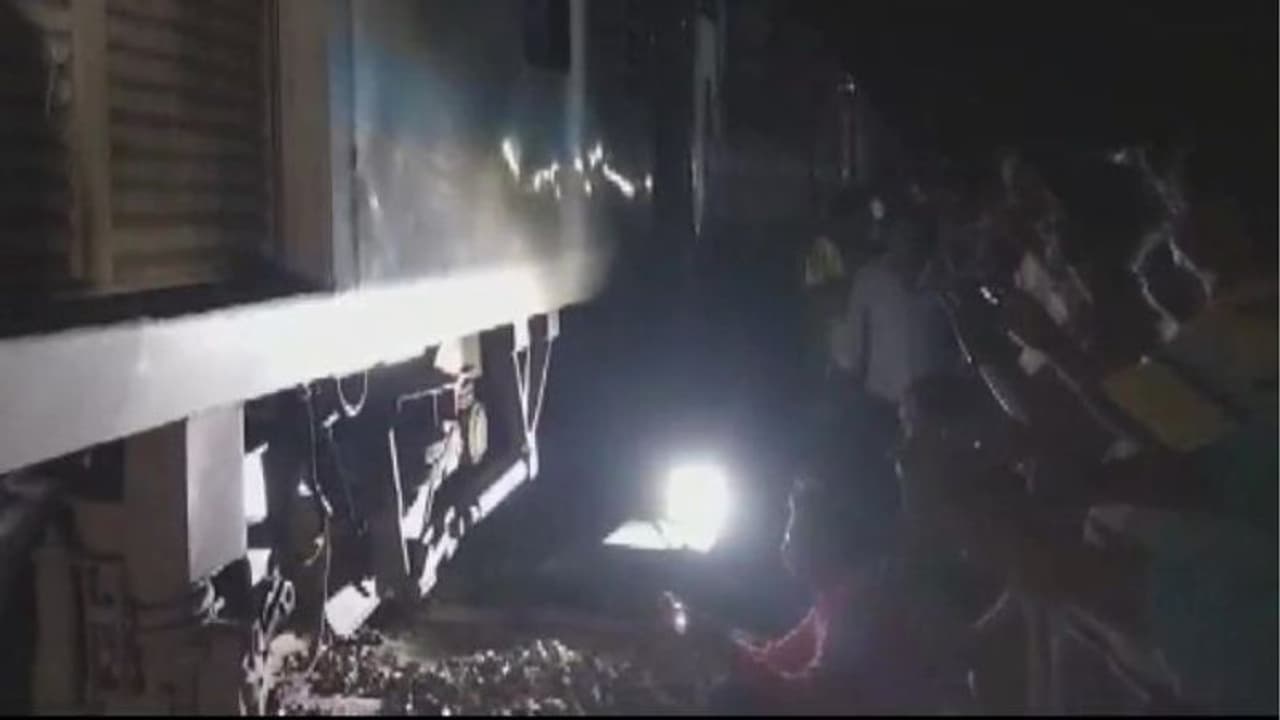 పట్టాలు తప్పిన జనశతాబ్ది ఎక్స్ప్రెస్ .. ట్రాక్ పైకి ఎద్దు రావడంతో .. పట్టాలు తప్పిన జనశతాబ్ది ఎక్స్ప్రెస్ .. ట్రాక్ పైకి ఎద్దు రావడంతో ..