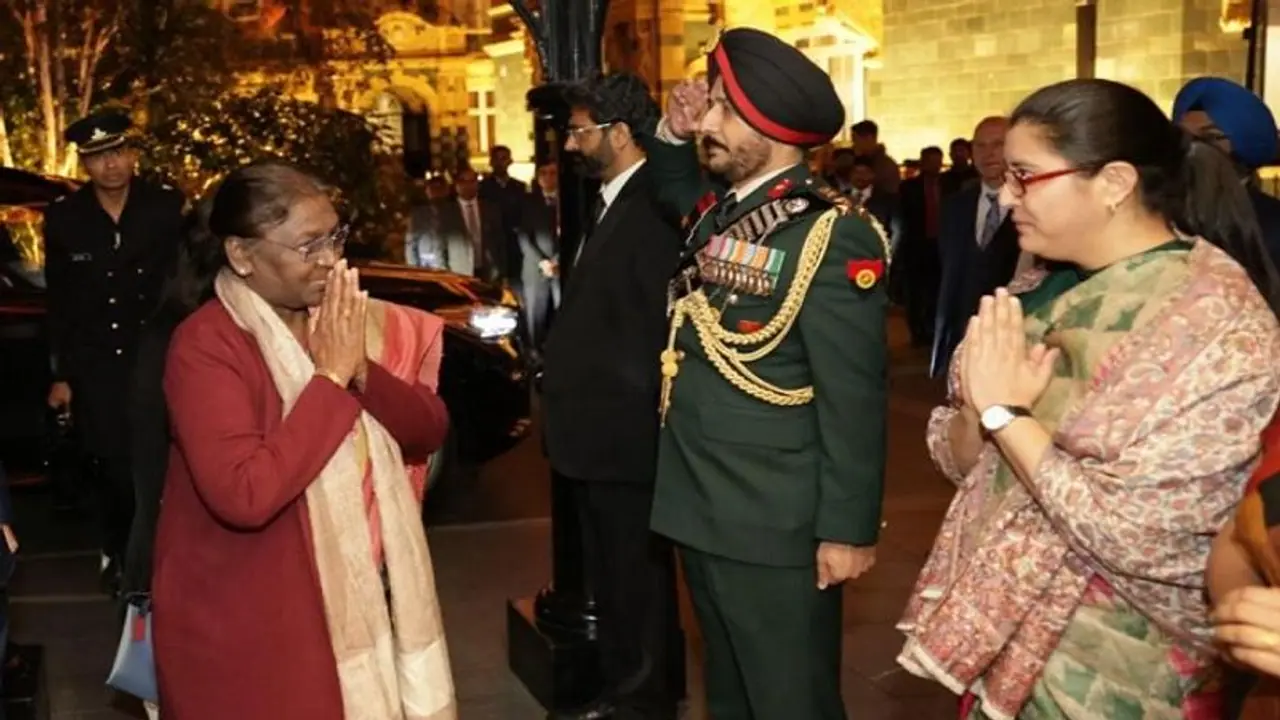 महारानी एलिजाबेथ द्वितीय के अंतिम संस्कार में शामिल होने लंदन पहुंचीं राष्ट्रपति द्रौपदी मुर्मू महारानी एलिजाबेथ द्वितीय के अंतिम संस्कार में शामिल होने लंदन पहुंचीं राष्ट्रपति द्रौपदी मुर्मू