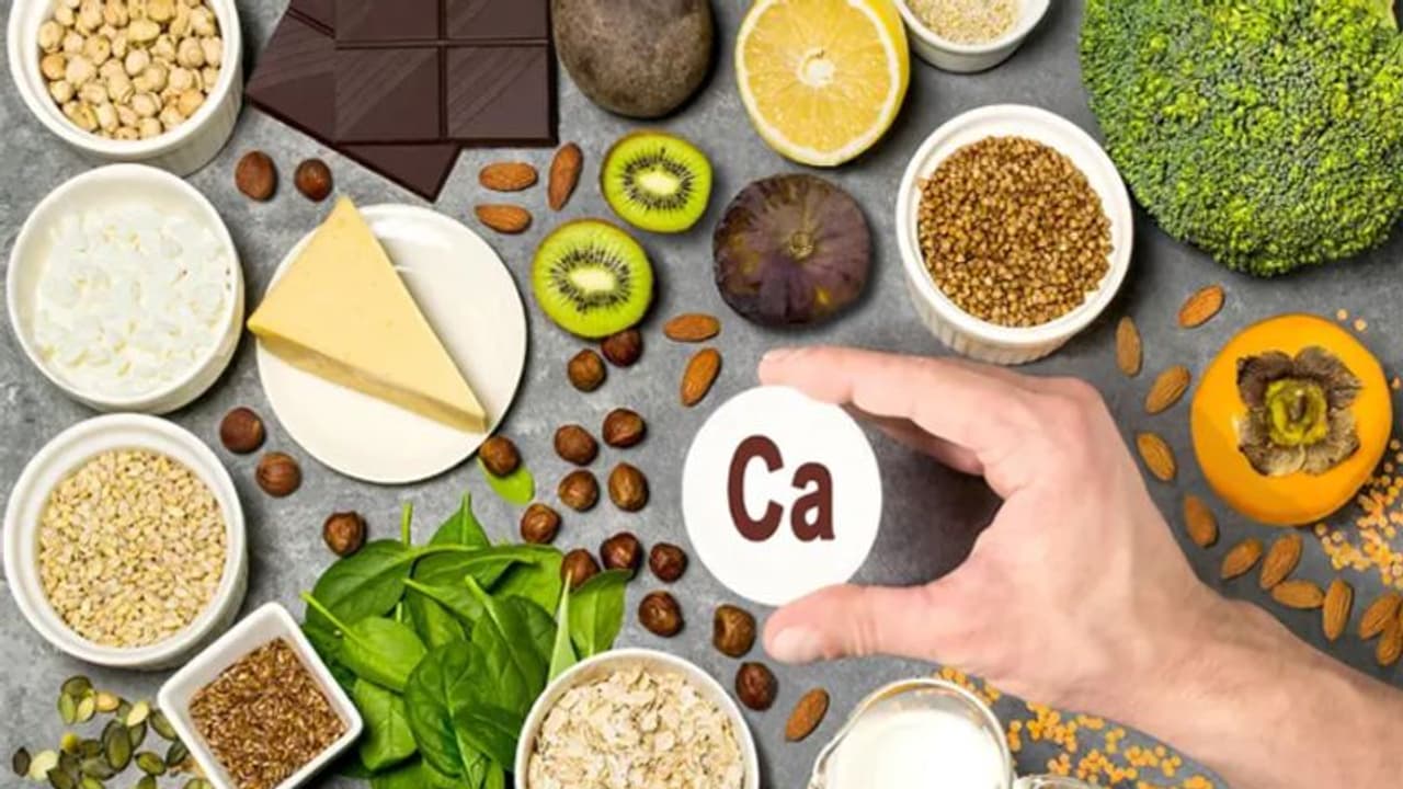 Calcium Rich Foods: എല്ലിന്റെയും പല്ലിന്റെയും ബലത്തിന് കാത്സ്യം; കഴിക്കാം ഈ ഭക്ഷണങ്ങള്... Calcium Rich Foods: എല്ലിന്റെയും പല്ലിന്റെയും ബലത്തിന് കാത്സ്യം; കഴിക്കാം ഈ ഭക്ഷണങ്ങള്...