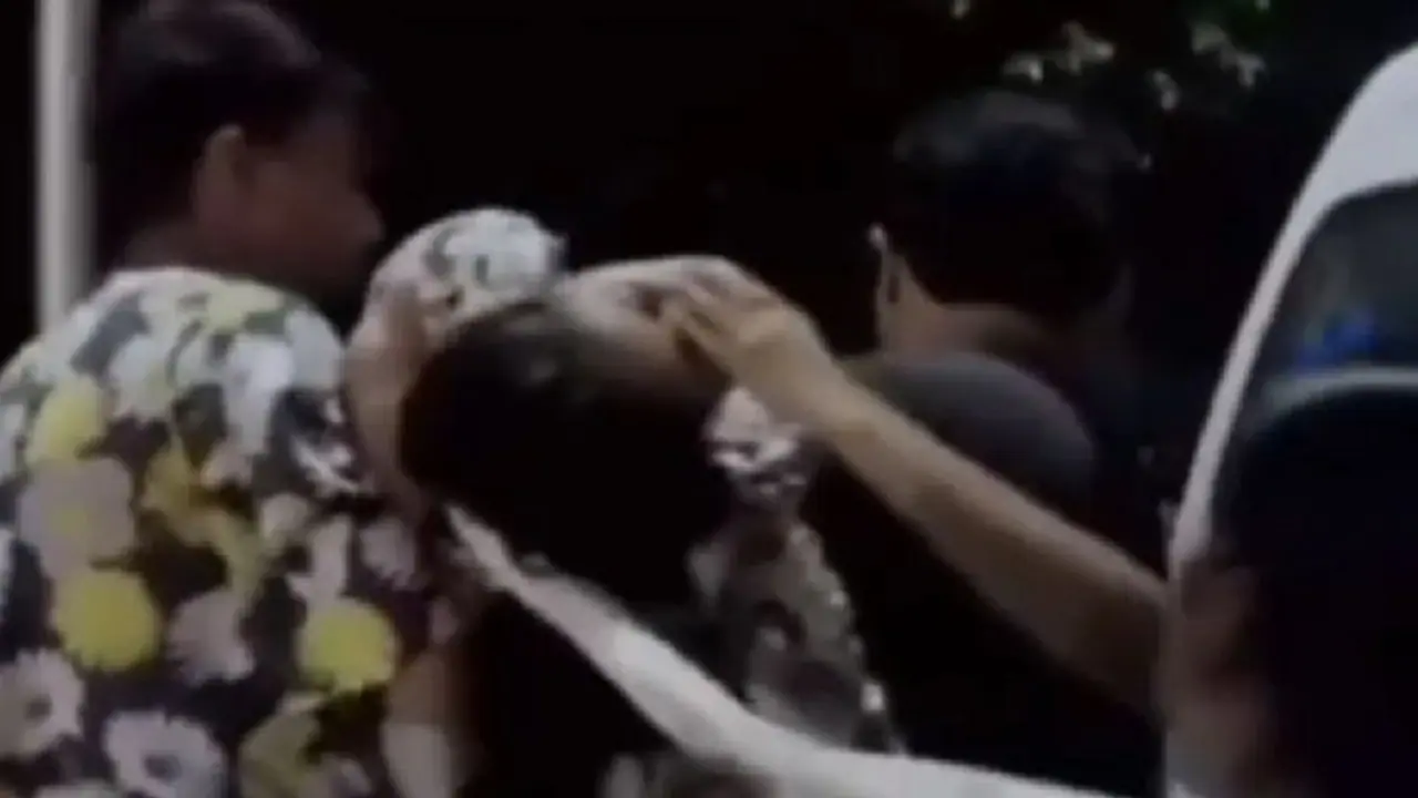 चंडीगढ़ यूनिवर्सिटी में नहाते वक्त 60 छात्राओं का Video बनाया, फिर किया वायरल...8 गर्ल्स ने की सुसाइड कोशिश चंडीगढ़ यूनिवर्सिटी में नहाते वक्त 60 छात्राओं का Video बनाया, फिर किया वायरल...8 गर्ल्स ने की सुसाइड कोशिश