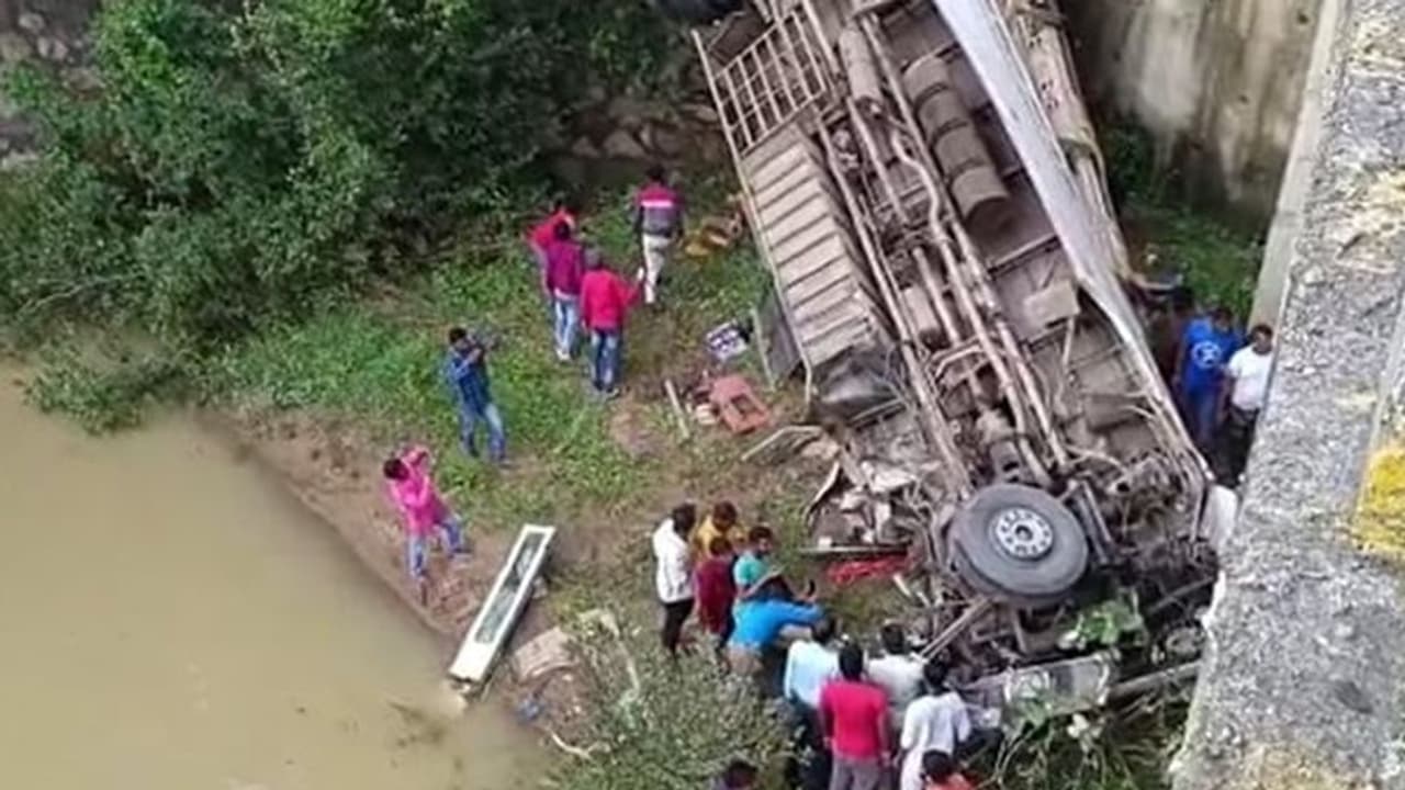 ಸೇತುವೆಯಿಂದ ಉರುಳಿದ ಬಸ್ : 7 ಜನರ ದಾರುಣ ಸಾವು