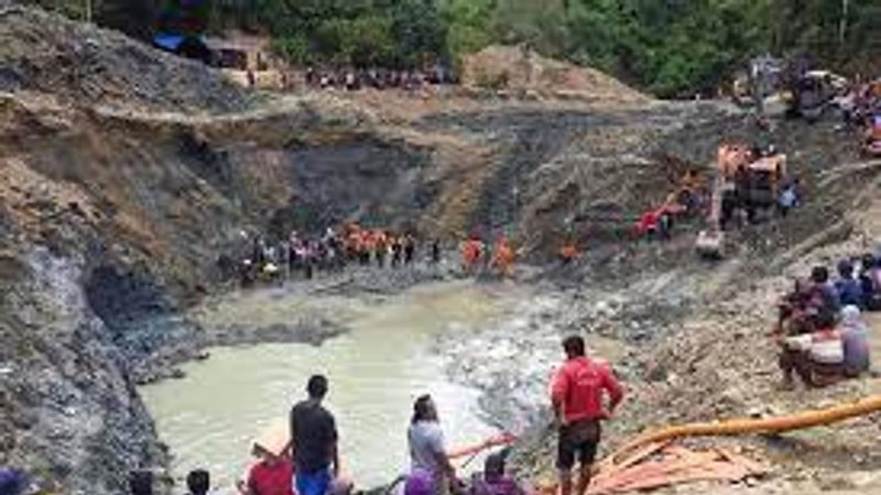 இரவோடு இரவாக தங்கம் வெட்டி எடுத்த மக்கள்.. நிலச்சரிவில் மண்ணோடு புதைத்த 20 பேர்.. அதிர்ச்சி சம்பவம் இரவோடு இரவாக தங்கம் வெட்டி எடுத்த மக்கள்.. நிலச்சரிவில் மண்ணோடு புதைத்த 20 பேர்.. அதிர்ச்சி சம்பவம்