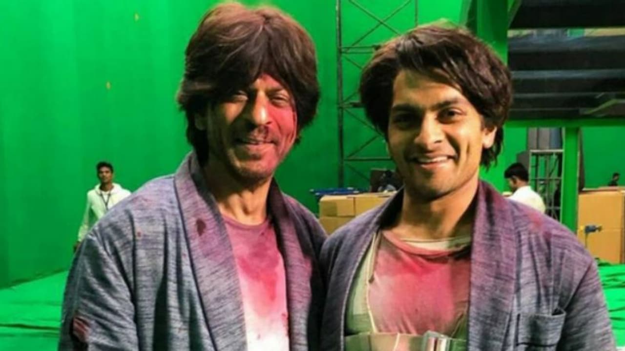 'ബ്രഹ്മാസ്ത്ര'യിലെ ഷാരൂഖ് ഖാന്റെ 'അപരൻ', ഫോട്ടോ പുറത്ത് 'ബ്രഹ്മാസ്ത്ര'യിലെ ഷാരൂഖ് ഖാന്റെ 'അപരൻ', ഫോട്ടോ പുറത്ത്