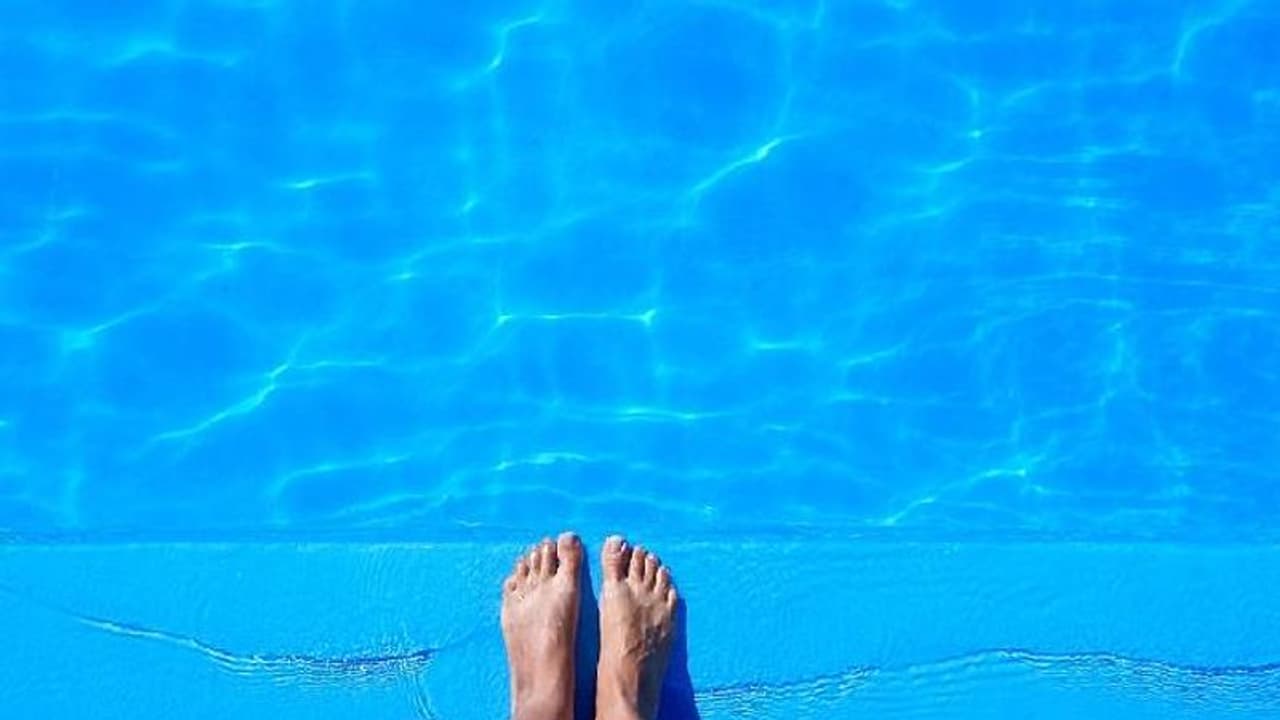 ആൾക്കാർ നോക്കിനിൽക്കെ സുതാര്യമായ പൂളിൽ സെക്സ്; സംഭവം അന്വേഷിക്കും എന്ന് ഹോട്ടൽ ആൾക്കാർ നോക്കിനിൽക്കെ സുതാര്യമായ പൂളിൽ സെക്സ്; സംഭവം അന്വേഷിക്കും എന്ന് ഹോട്ടൽ