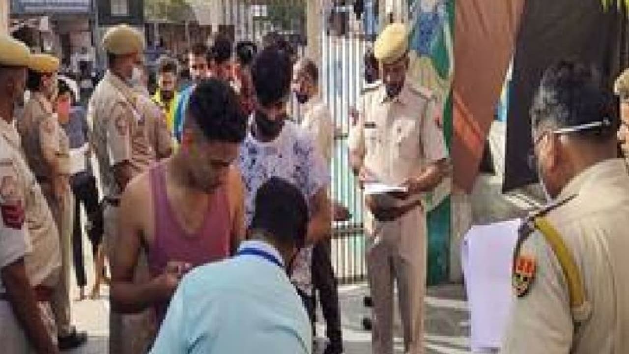  स्कूल में टीचर ने उतरवा दी लड़के की अंडरवियर, ऐसा कुछ दिखा कि भगदड़ मच गई, तुरंत छात्र हुआ गिरफ्तार