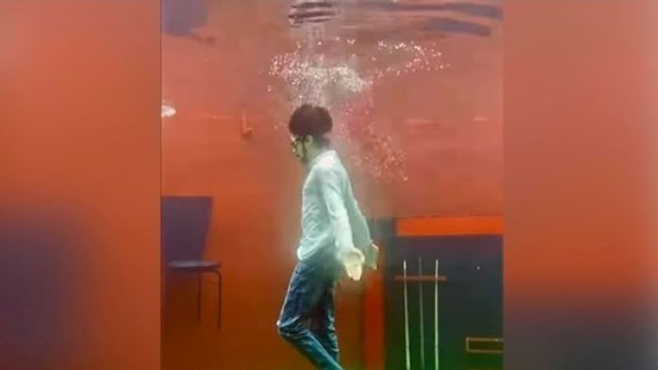 कभी किसी को पानी के अंदर चलते देखा है, देखिए जयदीप का पानी के अंदर किया गया मूनवॉक, इंटरनेट पर मचा रहा तहलका 