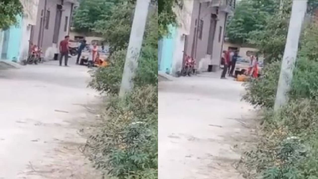 नोएडा में बुजुर्ग जेठानी को देवरानी ने डंडे से बेरहमी से पीटा, सोशल मीडिया पर वायरल हो रहा वीडियो नोएडा में बुजुर्ग जेठानी को देवरानी ने डंडे से बेरहमी से पीटा, सोशल मीडिया पर वायरल हो रहा वीडियो