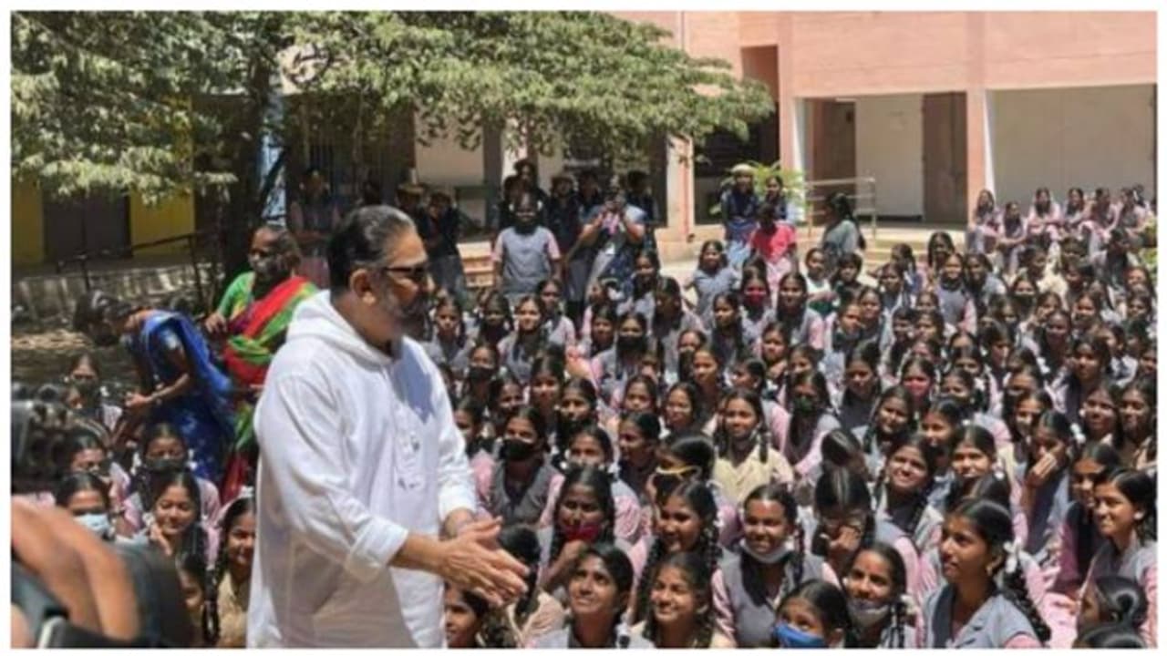 பள்ளி மாணவிகளை சந்தித்த கமல் ஹாசன்..வைரலாகும் வீடியோ இதோ பள்ளி மாணவிகளை சந்தித்த கமல் ஹாசன்..வைரலாகும் வீடியோ இதோ