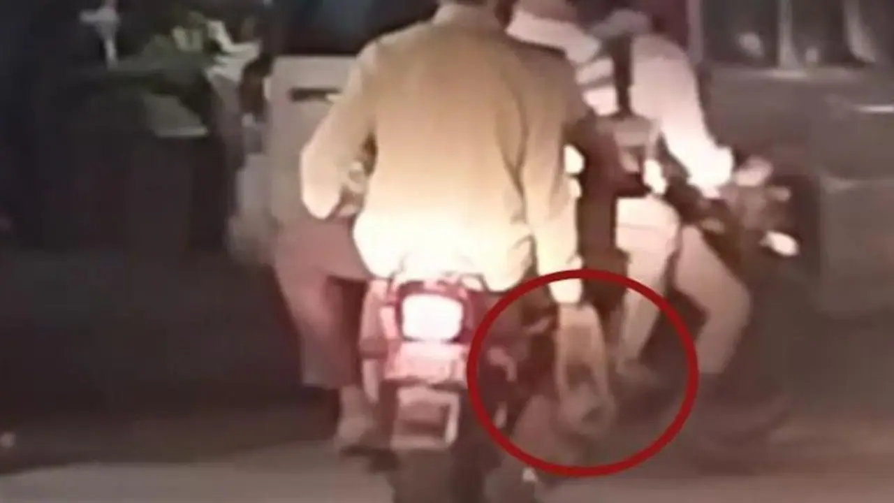 लापरवाह पुलिस: कैदी के साथ बाइक पर घूम रहे थे सिपाही जी, कैदी को ही थमा दी थी हथकड़ी
