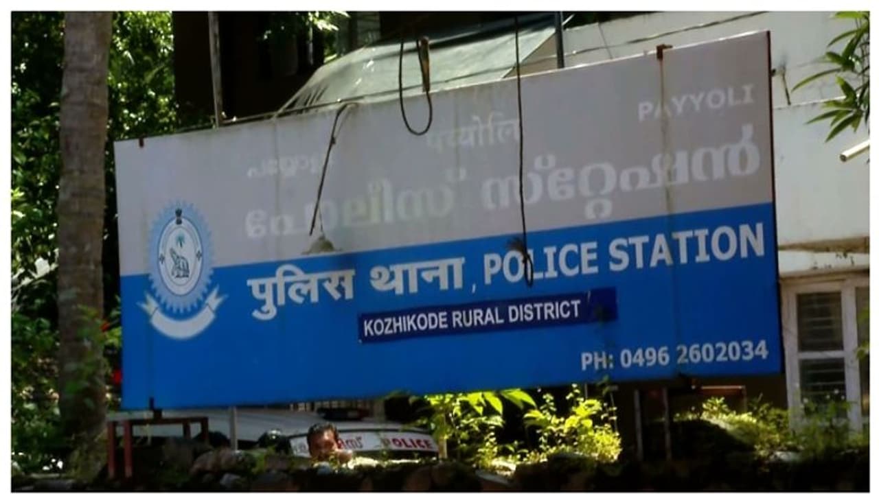 കാർയാത്രക്കാരെ തട്ടിക്കൊണ്ടുപോയ കേസ്: സ്വർണ്ണക്കടത്തുമായി ബന്ധം? അക്രമികളെത്തിയ വാഹനങ്ങള് കണ്ടെത്താന് ശ്രമം കാർയാത്രക്കാരെ തട്ടിക്കൊണ്ടുപോയ കേസ്: സ്വർണ്ണക്കടത്തുമായി ബന്ധം? അക്രമികളെത്തിയ വാഹനങ്ങള് കണ്ടെത്താന് ശ്രമം