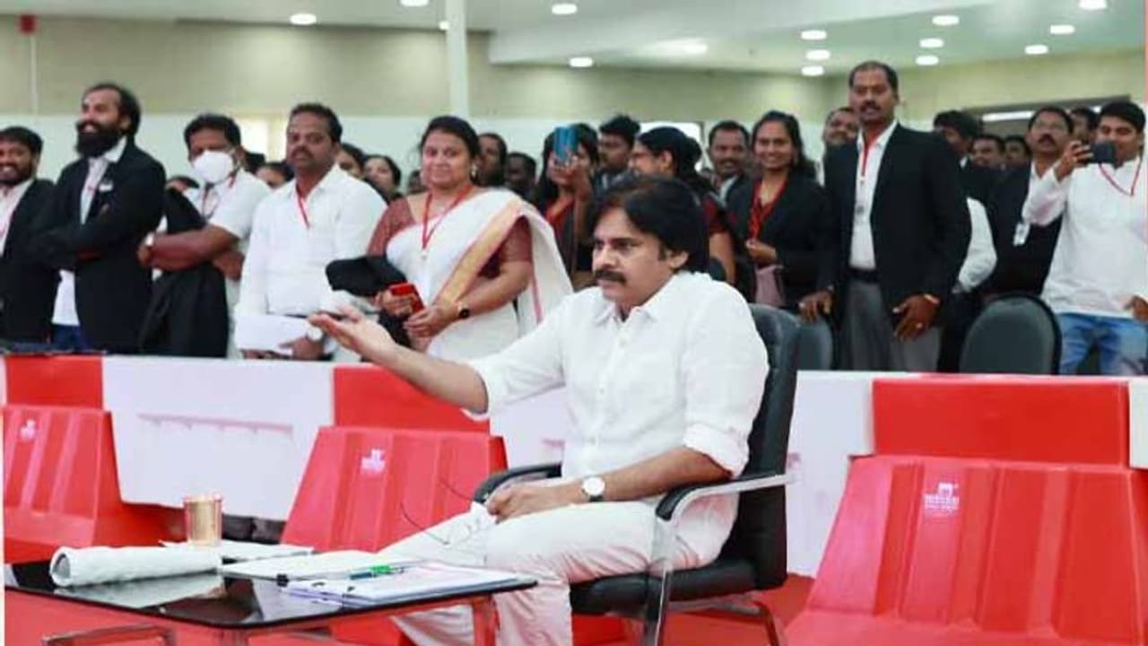 నాడు అమరావతికి ఒప్పుకొని నేడు మూడు రాజధానులంటారా?:జగన్ పై పవన్ ఫైర్ నాడు అమరావతికి ఒప్పుకొని నేడు మూడు రాజధానులంటారా?:జగన్ పై పవన్ ఫైర్