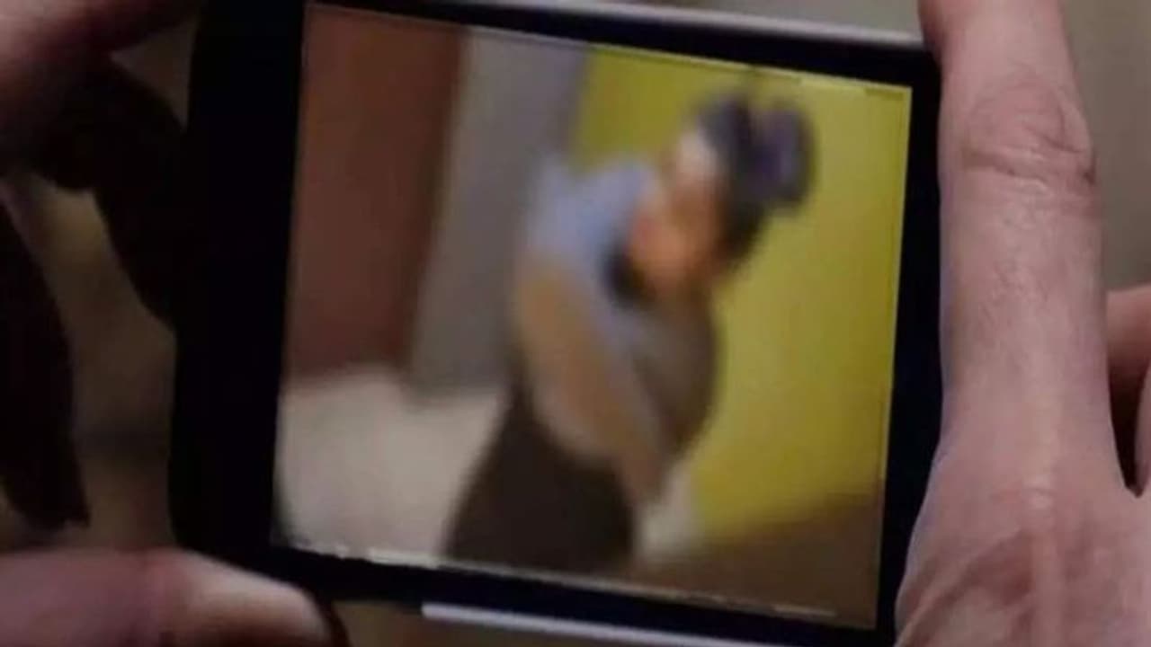 நெட்டில் லீக்கான கல்லூரி மாணவிகளின் குளியல் வீடியோக்கள்.. போராட்டத்தில் குதித்த ஹாஸ்டல் மாணவிகள்.!!