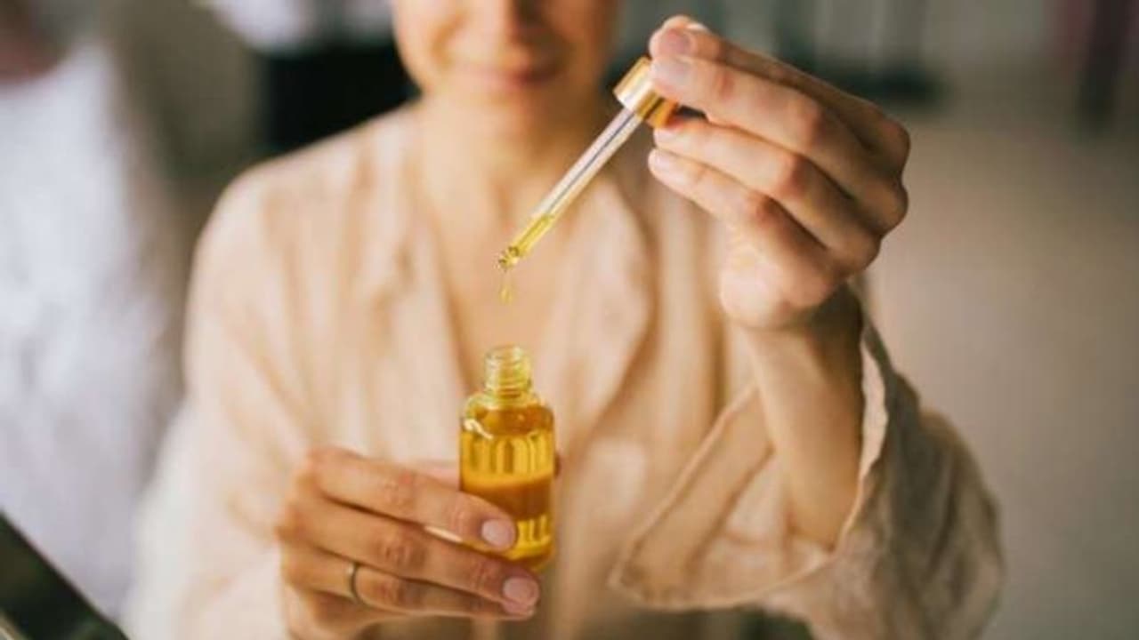 Skin Care: തിളക്കമുള്ള ചര്‍മ്മത്തിനായി മൂന്ന് എണ്ണകള്‍; ഉപയോഗിക്കേണ്ടത് ഇങ്ങനെ...