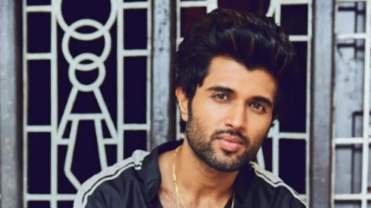 ఈడీ ముందుకు విజయ్ దేవరకొండ.. `లైగర్` పెట్టుబడులపై విచారణ.. ఈడీ ముందుకు విజయ్ దేవరకొండ.. `లైగర్` పెట్టుబడులపై విచారణ..