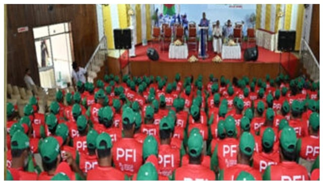 പോപ്പുലർ ഫ്രണ്ടിന് പരിശീലനം; സസ്പെൻഷനിലായ ഫയർഫോഴ്സ് ഓഫീസറെ തിരിച്ചെടുത്തു പോപ്പുലർ ഫ്രണ്ടിന് പരിശീലനം; സസ്പെൻഷനിലായ ഫയർഫോഴ്സ് ഓഫീസറെ തിരിച്ചെടുത്തു