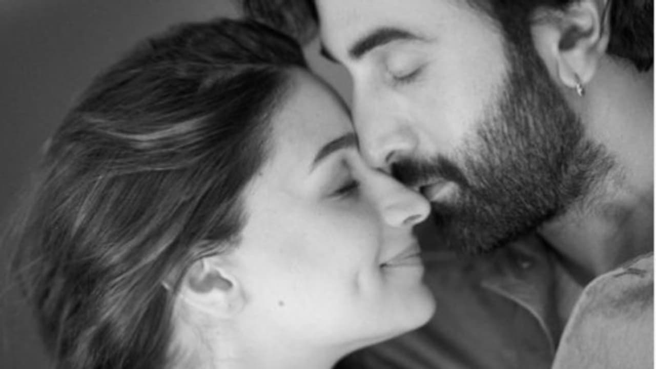 অন্তঃসত্ত্বা আলিয়াকে আদরে ভরিয়ে দিচ্ছেন রণবীর, সাদা কালো মনোক্রমে ফ্রেমবন্দি ঘনিষ্ঠ মুহূর্ত অন্তঃসত্ত্বা আলিয়াকে আদরে ভরিয়ে দিচ্ছেন রণবীর, সাদা কালো মনোক্রমে ফ্রেমবন্দি ঘনিষ্ঠ মুহূর্ত