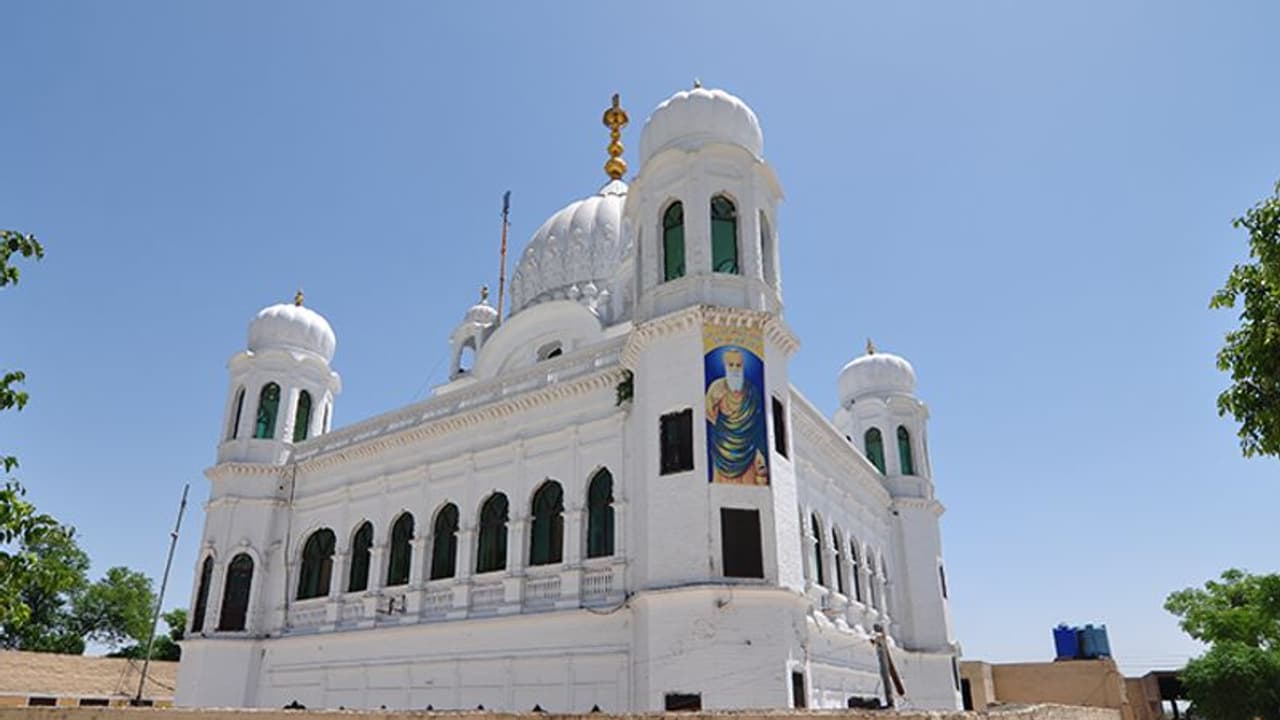 कभी दूरबीन से होते थे पाकिस्तान के इस गुरुद्वारे के दर्शन, यहीं हुई थी गुरु नानकदेव की मृत्यु