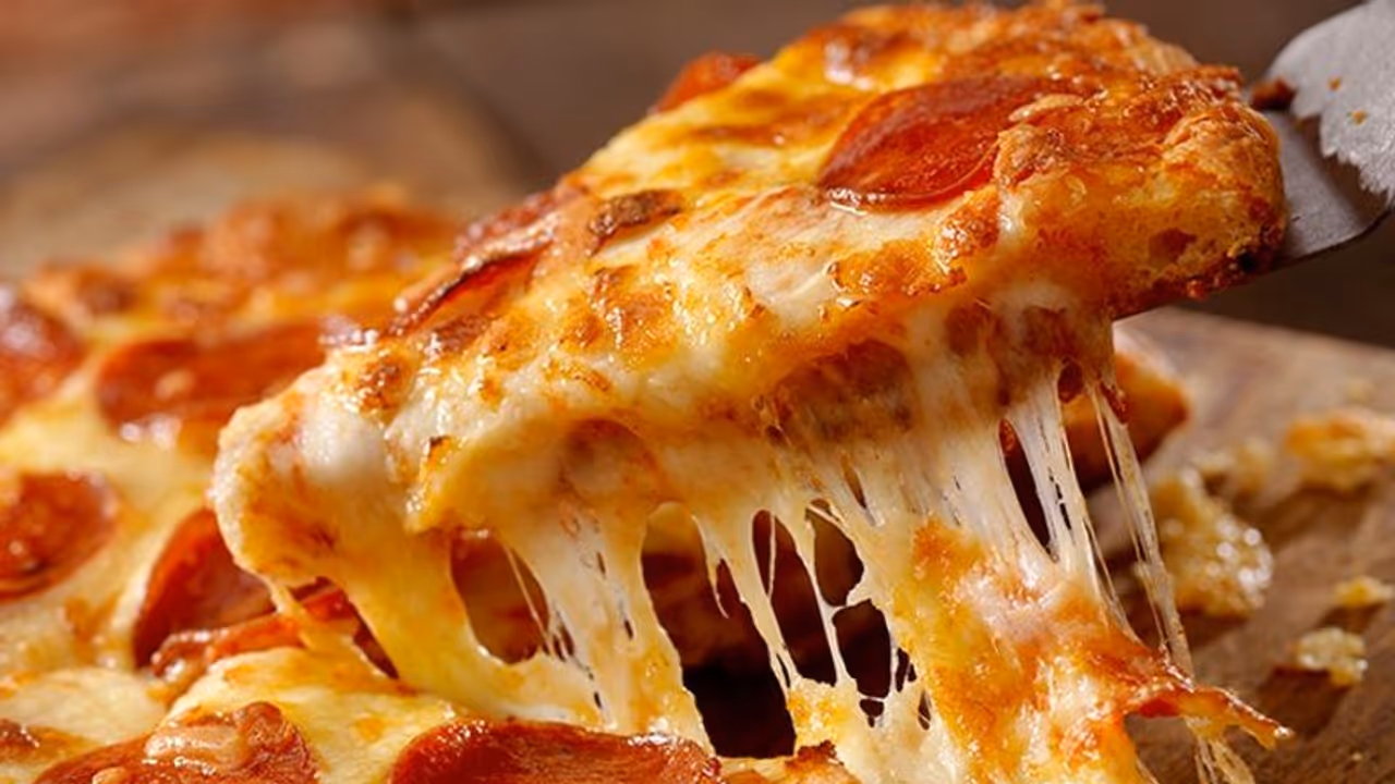 പിസ ഇൻഫ്ളുവൻസര് ആയി ജോലി, ശമ്പളം ലക്ഷങ്ങള്; ഈ ജോലി ഞങ്ങള്ക്ക് വേണമെന്ന് ആയിരങ്ങള്... പിസ ഇൻഫ്ളുവൻസര് ആയി ജോലി, ശമ്പളം ലക്ഷങ്ങള്; ഈ ജോലി ഞങ്ങള്ക്ക് വേണമെന്ന് ആയിരങ്ങള്...