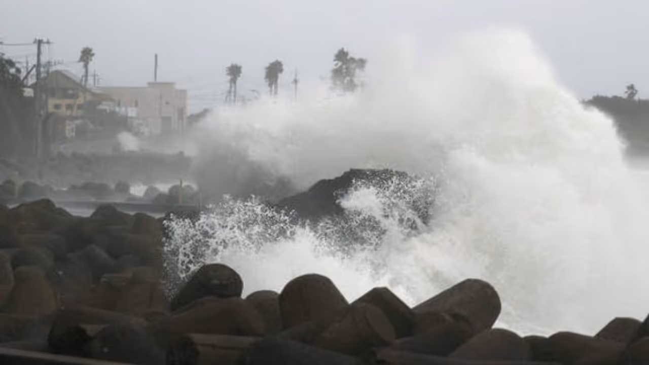 বিপজ্জনক ঝড়ের মুখে পড়তে চলেছে জাপান, জারি চূড়ান্ত সতর্কতা, খালি করা হচ্ছে লাখ লাখ বাড়ি বিপজ্জনক ঝড়ের মুখে পড়তে চলেছে জাপান, জারি চূড়ান্ত সতর্কতা, খালি করা হচ্ছে লাখ লাখ বাড়ি
