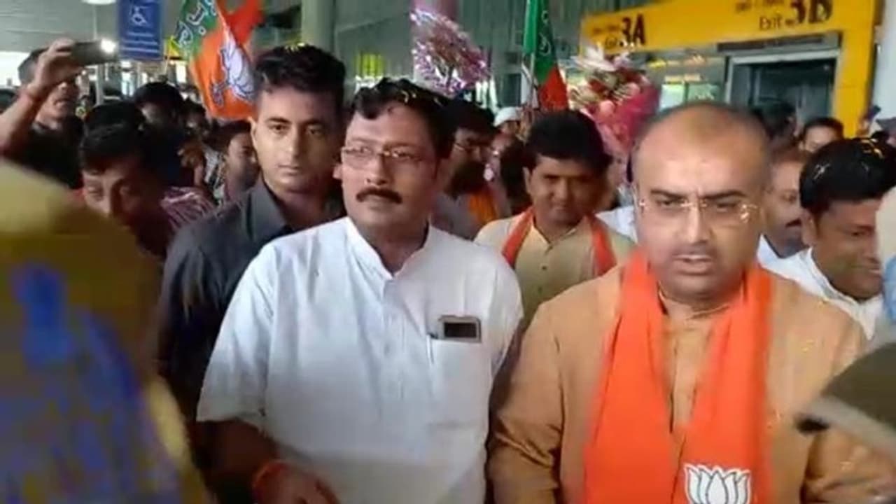 "বাংলার মাটিকে প্রণাম জানাই", কলকাতায় পৌঁছেই মন্তব্য মঙ্গল পান্ডের "বাংলার মাটিকে প্রণাম জানাই", কলকাতায় পৌঁছেই মন্তব্য মঙ্গল পান্ডের