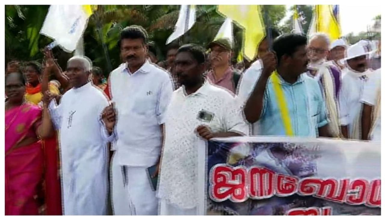 വിഴിഞ്ഞത്ത് സംഘര്ഷം, സമരക്കാരും പൊലീസും തമ്മില് ഉന്തുംതള്ളും വിഴിഞ്ഞത്ത് സംഘര്ഷം, സമരക്കാരും പൊലീസും തമ്മില് ഉന്തുംതള്ളും