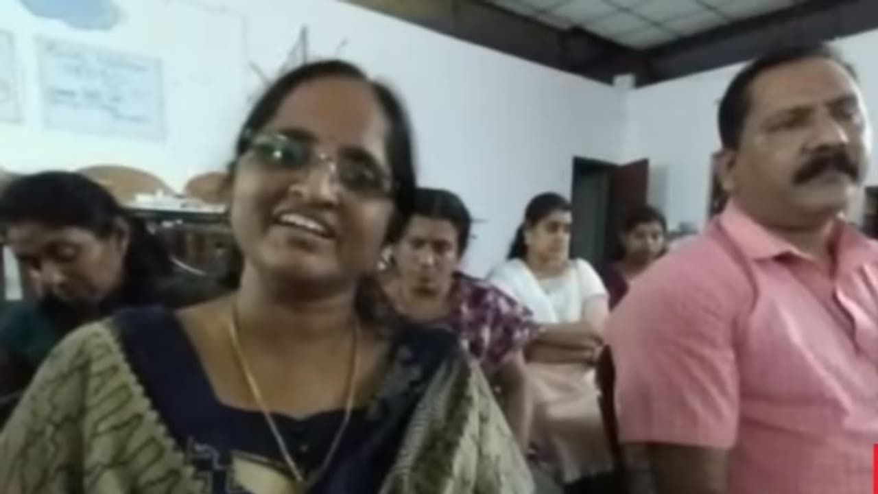 വെട്ടിക്കുറച്ച ശമ്പളം തിരിച്ചു നൽകും; മണ്ണാര്ക്കാട് എംഇടി സ്കൂളിലെ സമരം പിൻവലിച്ചു വെട്ടിക്കുറച്ച ശമ്പളം തിരിച്ചു നൽകും; മണ്ണാര്ക്കാട് എംഇടി സ്കൂളിലെ സമരം പിൻവലിച്ചു