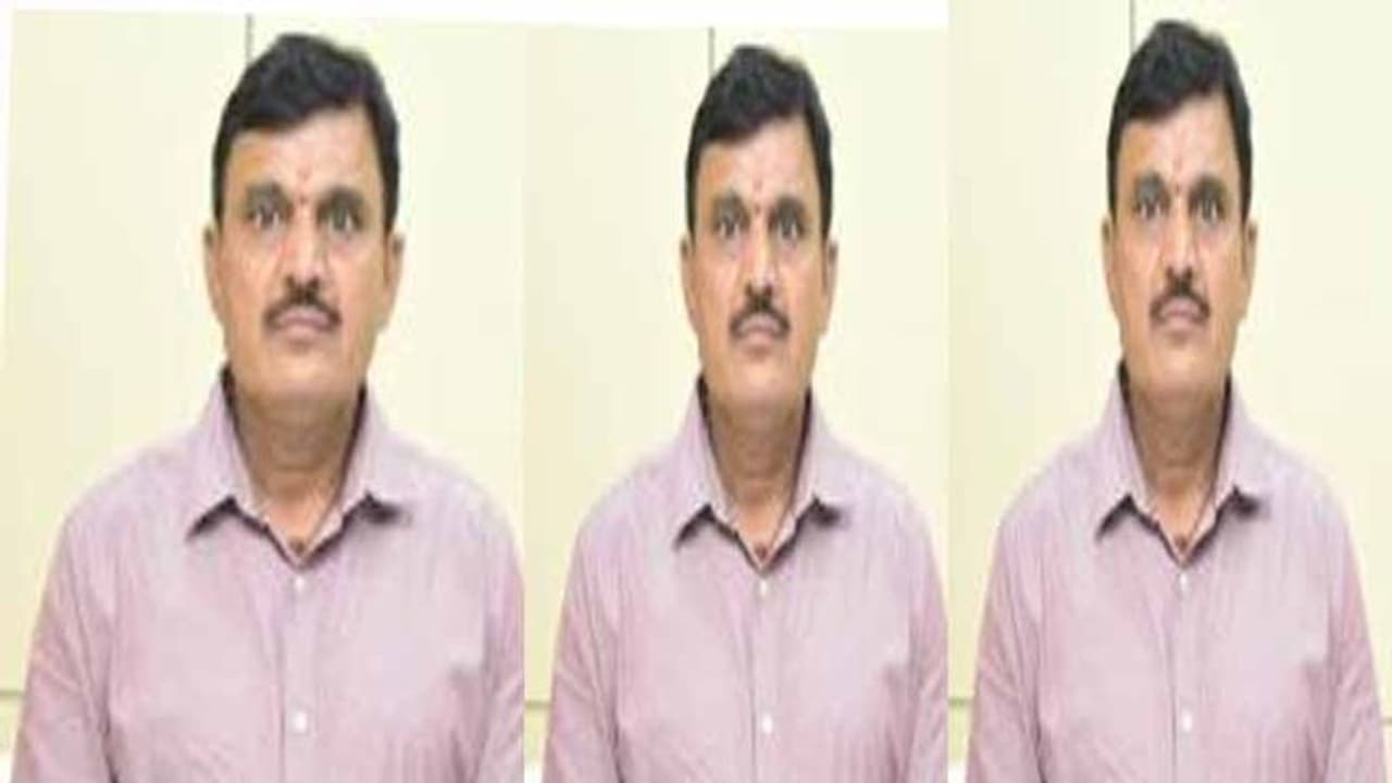 అభినవ అంబేద్కర్: కేసీఆర్ పై సంగారెడ్డి కలెక్టర్ పొగడ్తలు అభినవ అంబేద్కర్: కేసీఆర్ పై సంగారెడ్డి కలెక్టర్ పొగడ్తలు