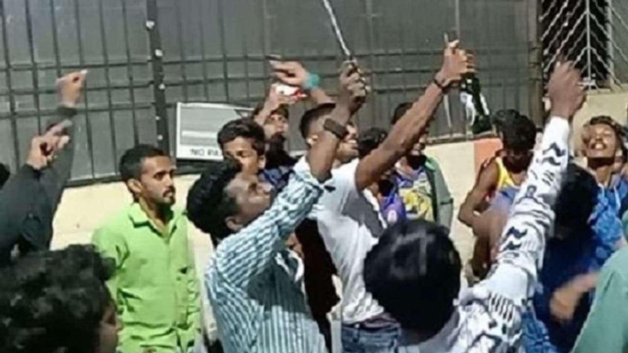 Bengaluru: ಡ್ಯಾಗರ್, ಚಾಕು ಹಿಡಿದು ಸೆಲಬ್ರೇಷನ್: ಸ್ಥಳೀಯರು ಪ್ರಶ್ನಿಸಿದ್ರೆ ಬೀಳುತ್ತೆ ಗೂಸಾ..!