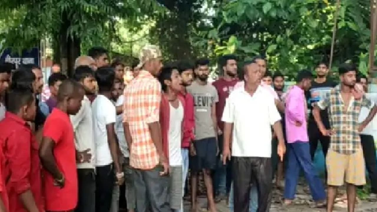 बिहार के इंडो नेपाल बॉर्डर पर मिलीं 4 लाशों ने मचाया हड़कंप, सड़क जाम बाजार भी रखा बंद...मौत ने मचा दी सनसनी बिहार के इंडो नेपाल बॉर्डर पर मिलीं 4 लाशों ने मचाया हड़कंप, सड़क जाम बाजार भी रखा बंद...मौत ने मचा दी सनसनी