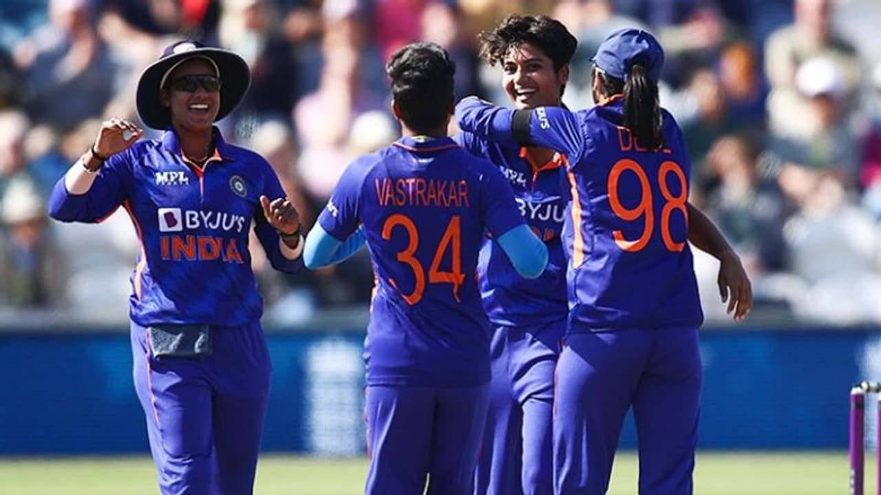 94 5ല് നിന്ന് 227 7ലേക്ക്! തിരിച്ചടിച്ച് ഇംഗ്ലീഷ് വനിതകള്; ഇന്ത്യക്ക് 228 റണ്സ് വിജയലക്ഷ്യം 94 5ല് നിന്ന് 227 7ലേക്ക്! തിരിച്ചടിച്ച് ഇംഗ്ലീഷ് വനിതകള്; ഇന്ത്യക്ക് 228 റണ്സ് വിജയലക്ഷ്യം