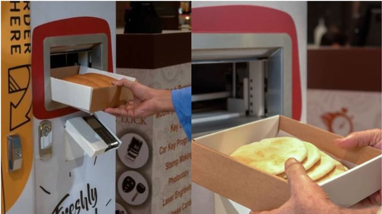 വിശക്കുന്നവര്ക്ക് അന്നമെത്തും; യുഎഇയില് സൗജന്യ ബ്രെഡ് മെഷീനുകള് സ്ഥാപിക്കുന്നു വിശക്കുന്നവര്ക്ക് അന്നമെത്തും; യുഎഇയില് സൗജന്യ ബ്രെഡ് മെഷീനുകള് സ്ഥാപിക്കുന്നു