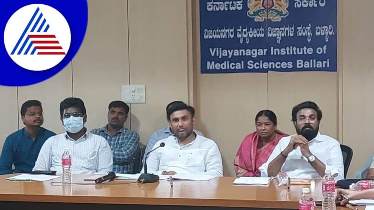 ವಿಮ್ಸ್ ಆಸ್ಪತ್ರೆ ರೋಗಿಗಳ ಸಾವಿನ ಪ್ರಕರಣ: ಸಚಿವ ಶ್ರೀರಾಮುಲು ಸುಧಾಕರ್ ಜಟಾಪಟಿ ವಿಮ್ಸ್ ಆಸ್ಪತ್ರೆ ರೋಗಿಗಳ ಸಾವಿನ ಪ್ರಕರಣ: ಸಚಿವ ಶ್ರೀರಾಮುಲು ಸುಧಾಕರ್ ಜಟಾಪಟಿ