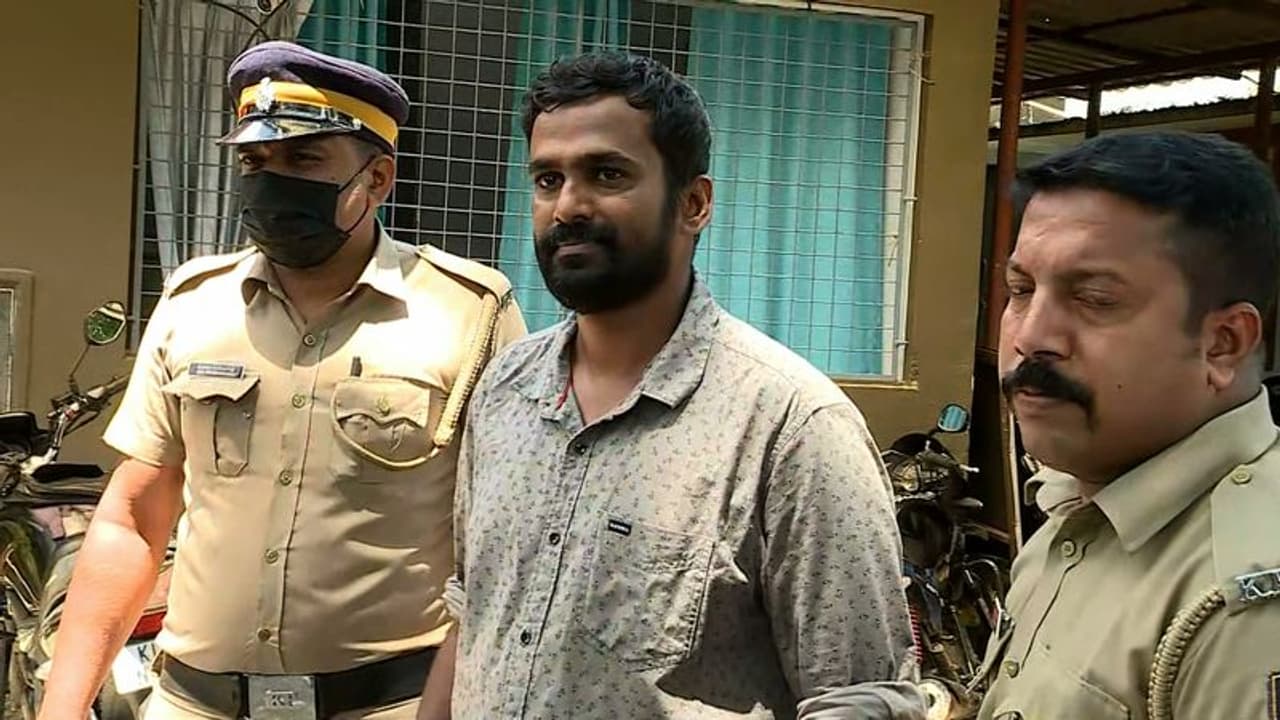 പത്തനംതിട്ടയിൽ വെട്ടേറ്റ യുവതിയുടെ കൈപ്പത്തി തുന്നിച്ചേര്ത്തു: ഭര്ത്താവ് വെട്ടിയത് കുഞ്ഞിൻ്റെ മുന്നിൽ വച്ച് പത്തനംതിട്ടയിൽ വെട്ടേറ്റ യുവതിയുടെ കൈപ്പത്തി തുന്നിച്ചേര്ത്തു: ഭര്ത്താവ് വെട്ടിയത് കുഞ്ഞിൻ്റെ മുന്നിൽ വച്ച്